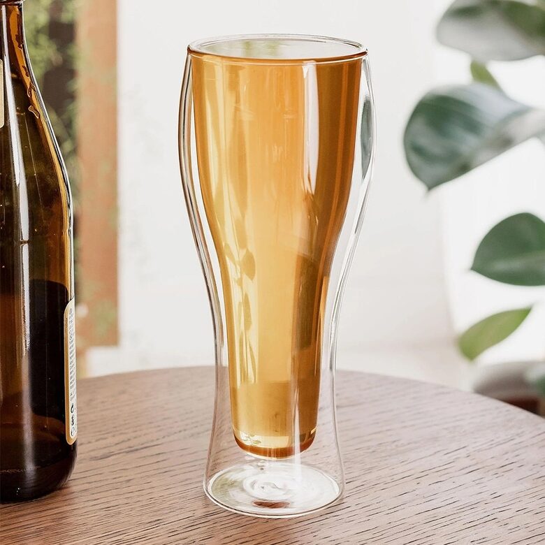 Modernus stiklinis bokalas