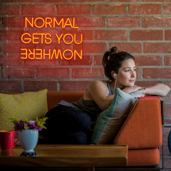 Dekoracinis šviestuvas "NORMAL GETS YOU NOWHERE"