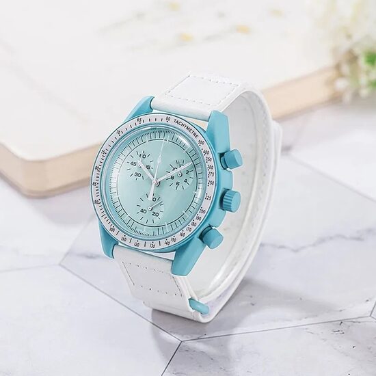 Moteriškas laikrodis su baltu dirželiu