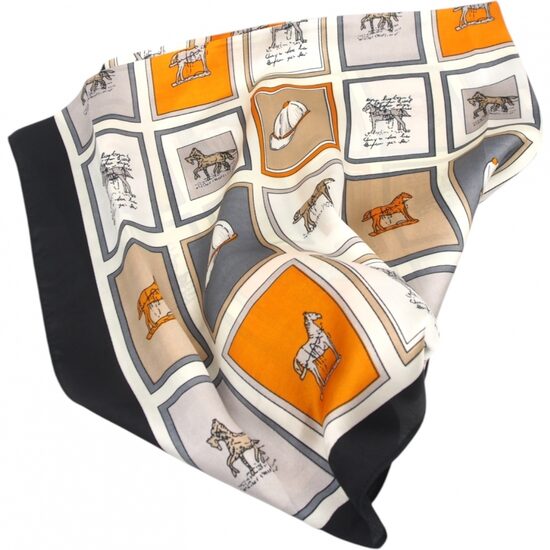 Skarelė su žirgų motyvais